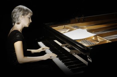 Piyano çalar. Piyanist konser oyun. 