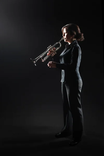 Trompeta músico de jazz tocando instrumento de bronce — Foto de Stock