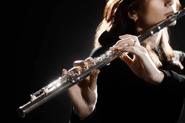 Instrumento de flauta. Mãos flutistas tocando flauta música — Fotografia de Stock