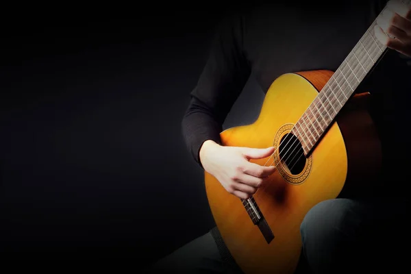 Guitarrista acústico. Guitarrista clásico tocando la clase de guitarra —  Fotos de Stock