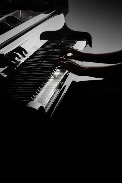 Εκτελεστής πιάνου. Πιανίστας χέρια παίζοντας πιάνο πληκτρολόγιο — Φωτογραφία Αρχείου
