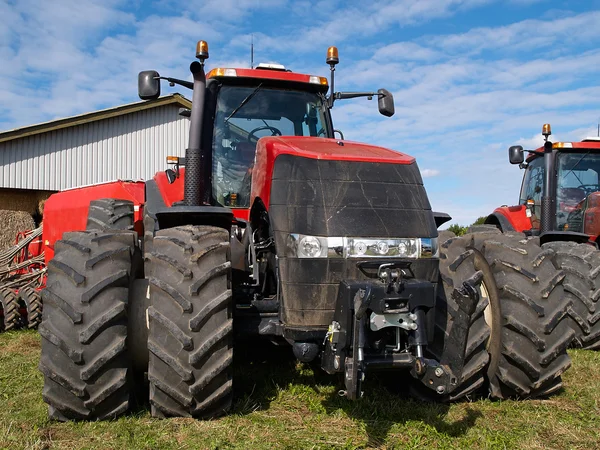 Zemědělské obří červený traktor — Stock fotografie