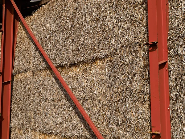大きな農業ファームに格納されている干し草の俵 — ストック写真
