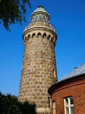 Sahilde eski taş deniz feneri