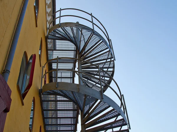 Kovové moderní točité schodiště — Stock fotografie