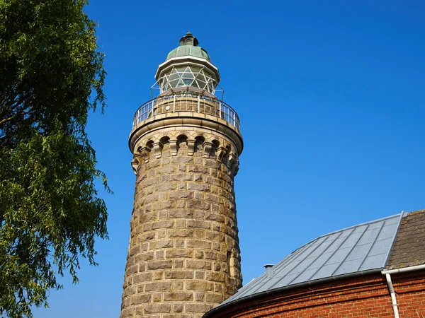 Alter steinerner Leuchtturm am Strand — Stockfoto