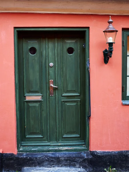 Традиционная красочная входная дверь — стоковое фото