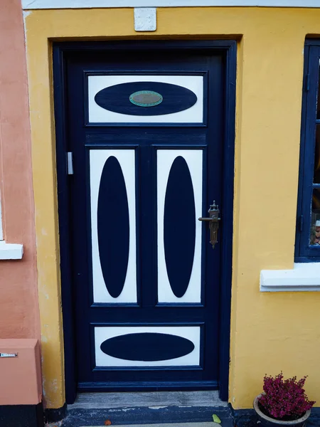 Geleneksel renkli ön kapı Danimarka — Stok fotoğraf