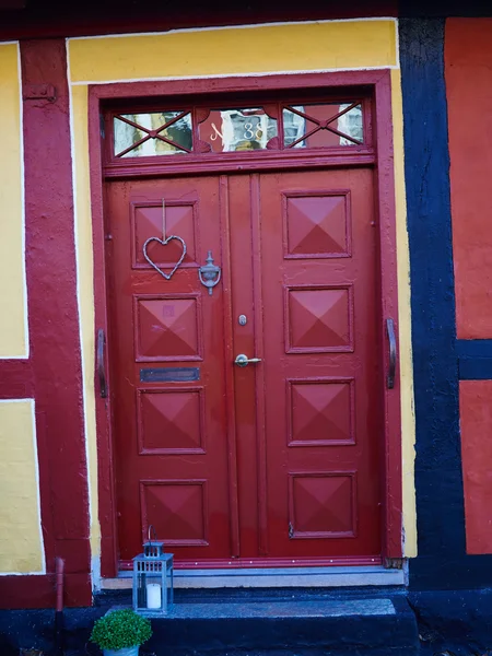 Традиционная красочная входная дверь — стоковое фото