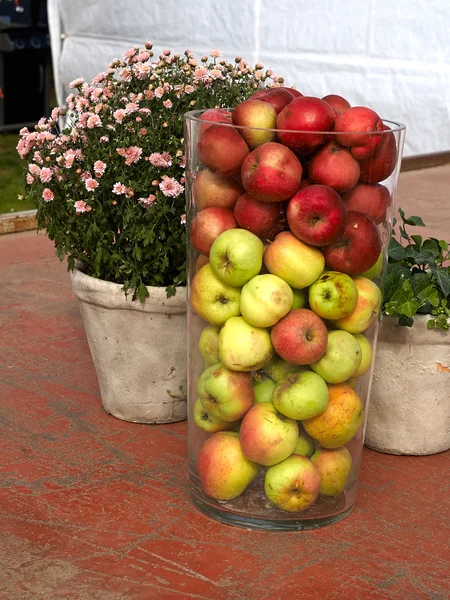 Mele fresche in un grande vaso di vetro — Foto Stock