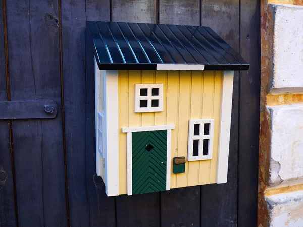 Δημιουργική γραμματοκιβώτιο που διαμορφώνεται όπως ένα σπίτι — Φωτογραφία Αρχείου