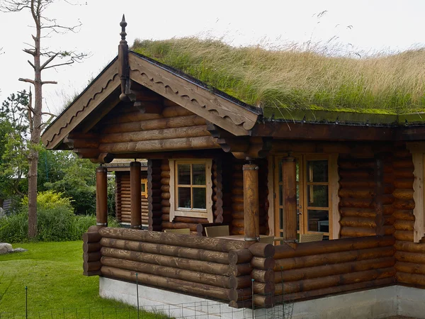 Típica casa de madera noruega de madera con techo de césped — Foto de Stock