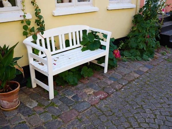 Belo jardim banco de madeira canto assentos — Fotografia de Stock