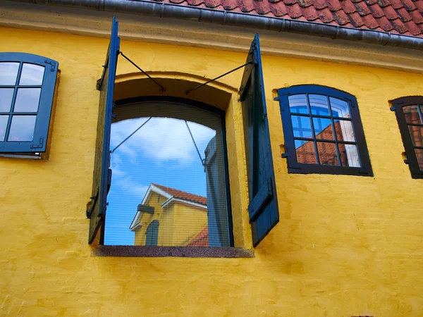 Ρουστίκ παράθυρο με ξύλινα εξωτερικά παραθυρόφυλλα — Φωτογραφία Αρχείου