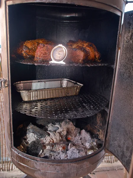 Carne preparada fumada em churrasco fumante — Fotografia de Stock