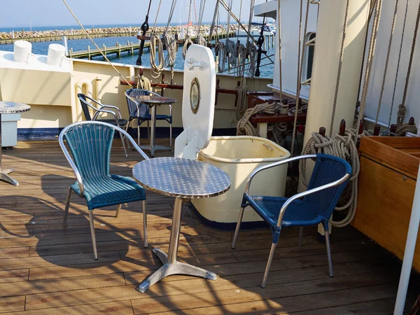 A bordo de la cubierta de un viejo barco amarrado —  Fotos de Stock