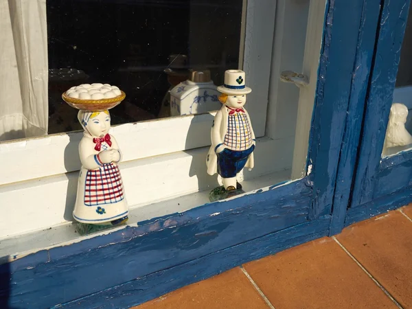 Figuras clásicas de porcelana europea en una ventana — Foto de Stock