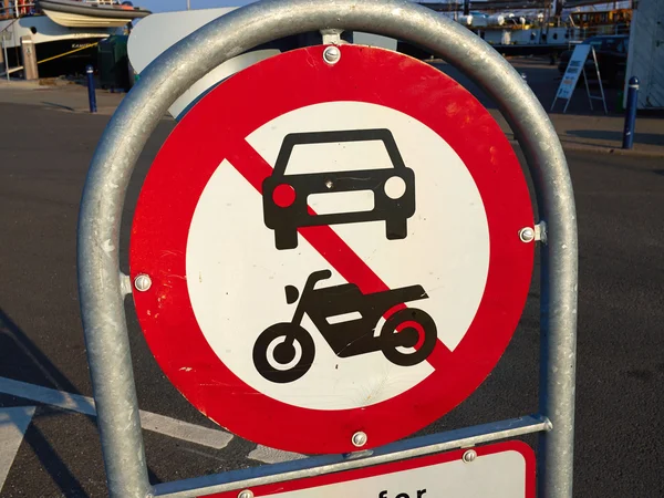 Verbodsbepalingen verkeersbord "geen vermelding voor fietsen en auto 's" — Stockfoto