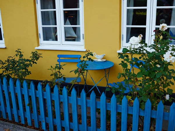 Chaises de café anciennes vintage avec table Danemark — Photo