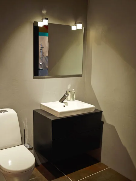 Lindo banheiro moderno em casa nova de luxo — Fotografia de Stock