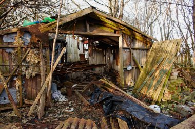 eski terk edilmiş ahşap kulübe