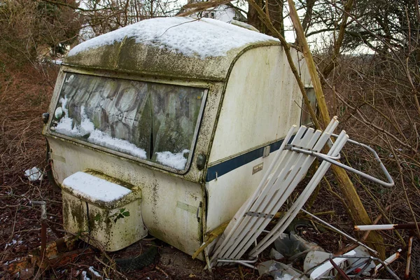 Vecchio carro da campeggio camper abbandonato vintage — Foto Stock