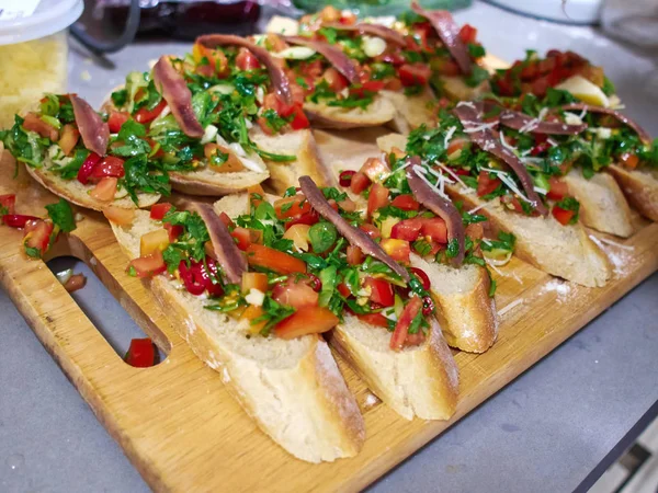 Typische Italiaanse Bruschetta met tomaten, kruiden en olie op toast — Stockfoto