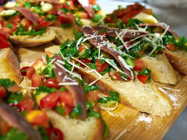 Typische Italiaanse Bruschetta met tomaten, kruiden en olie op toast — Stockfoto