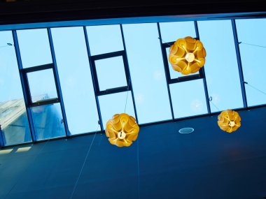 Şeffaf cam tavan bir binada