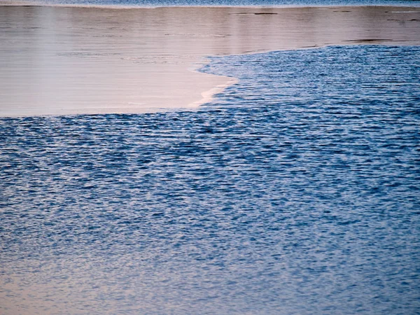 Bevroren meer op een heldere zonnige Winternamiddag — Stockfoto