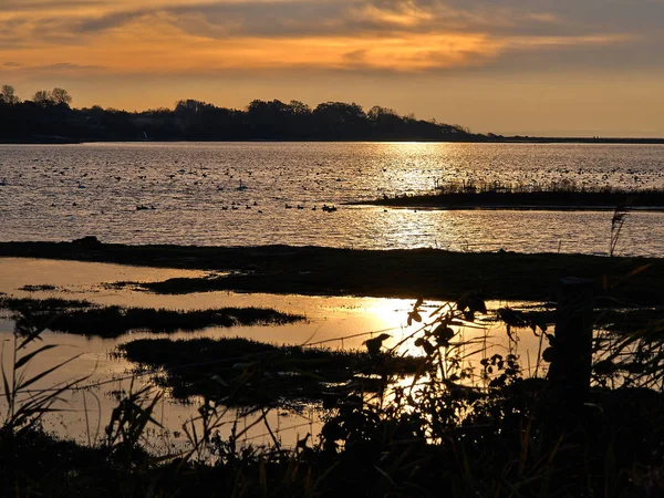 Драматический величественный закат на озере — стоковое фото