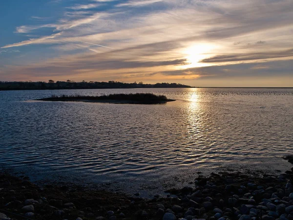 Dramatiska majestätisk solnedgång på sjön — Stockfoto