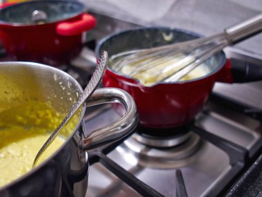 Şef Aşçı soba tarafından Restoran mutfakta 