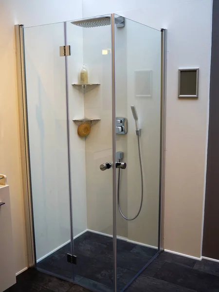 Сучасний душовий кабінет зі скляними дверима — стокове фото