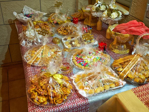 Ampla seleção de doces tradicionais de sobremesas orientais — Fotografia de Stock