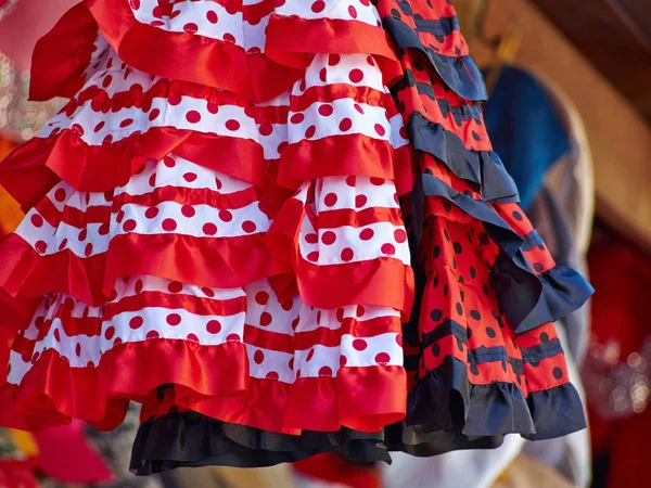 Schönes traditionelles rotes Flamenco-Kleid Spanien — Stockfoto