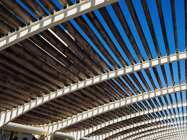 Moderní pergola altán dřevo a kov — Stock fotografie