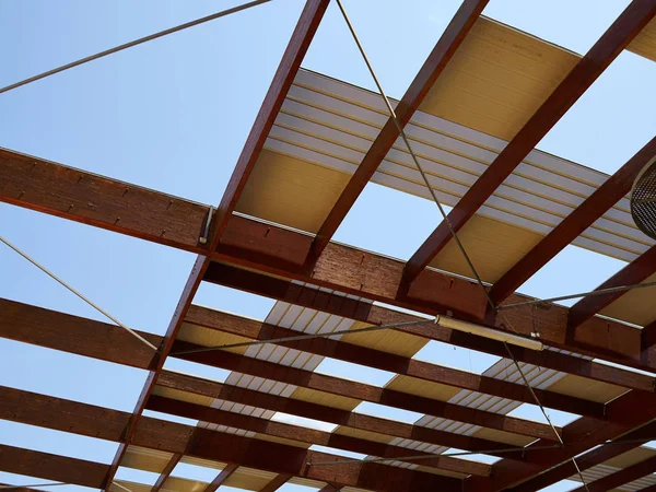 Moderne design pergola prieel gemaakt van hout en metaal — Stockfoto