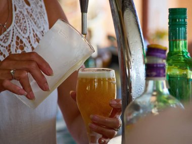 Barmen dökme fıçı beerfrom bir musluk eller.