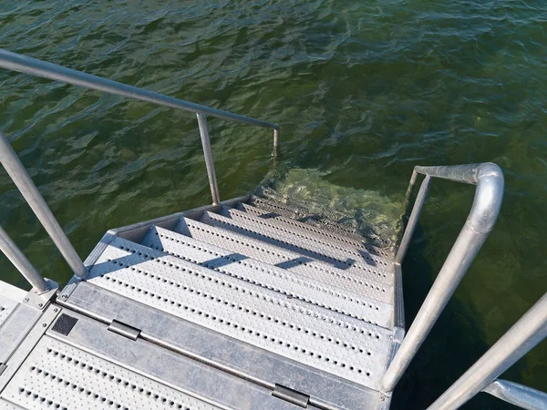 Muelle moderno de muelle de metal — Foto de Stock