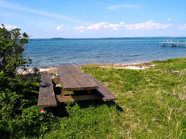 Tavolo in legno in riva al mare — Foto Stock