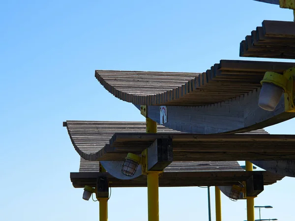 Moderní pergola altán dřevo a kov — Stock fotografie