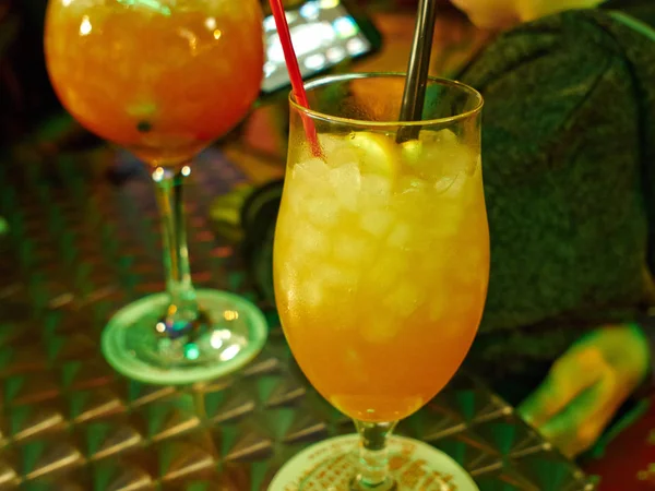 Bir gece kulübü pub barında servis taze kokteyl — Stok fotoğraf