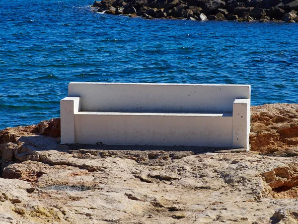 Скамейка из камня в красивом пляже Торревьеха, Коста Бланка , — стоковое фото