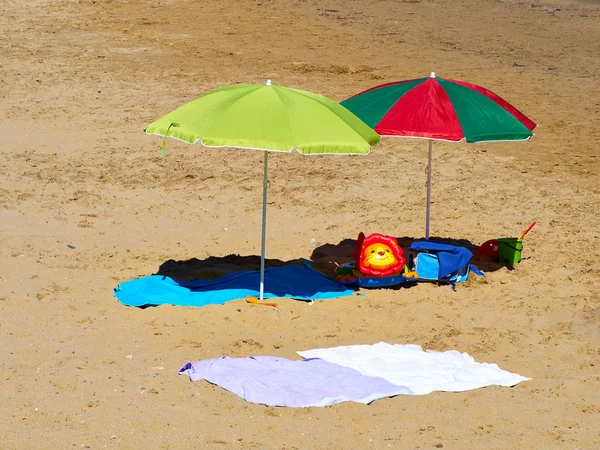 Sunshade parasol on a Tropical  beach — Stock Photo, Image