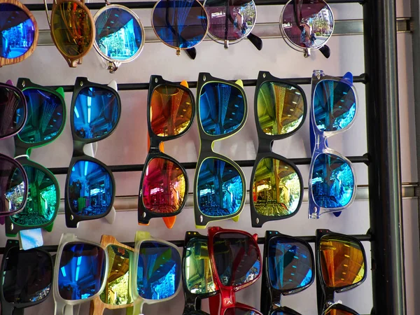 Große Auswahl an Sonnenbrillen — Stockfoto