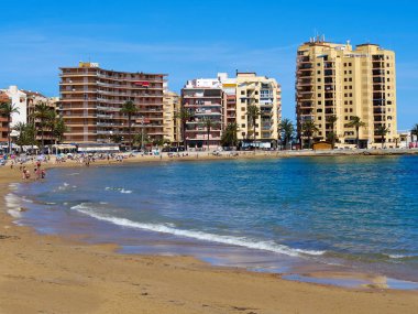 Güneşli Akdeniz popüler sahil Torrevieja, Valencia, İspanya