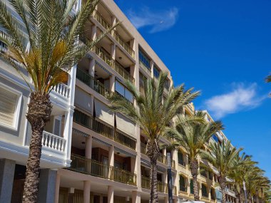 Güneşli Akdeniz popüler sahil Torrevieja, Valencia, İspanya