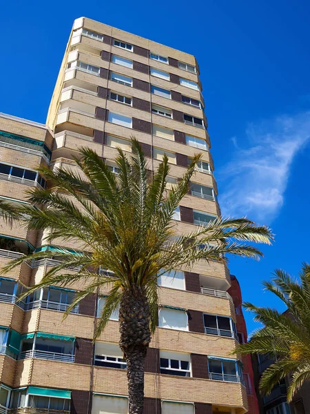 Zonnige mediterrane populair strand Torrevieja, Valencia, Spanje — Stockfoto