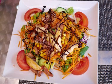 Lezzetli taze yapılmış tavuk salata